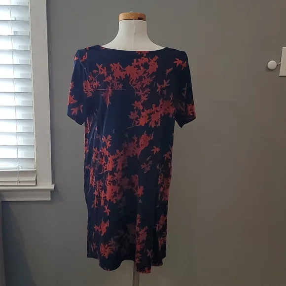 Vibrant Navy floral tunic (NWT) - Picture 2 of 4